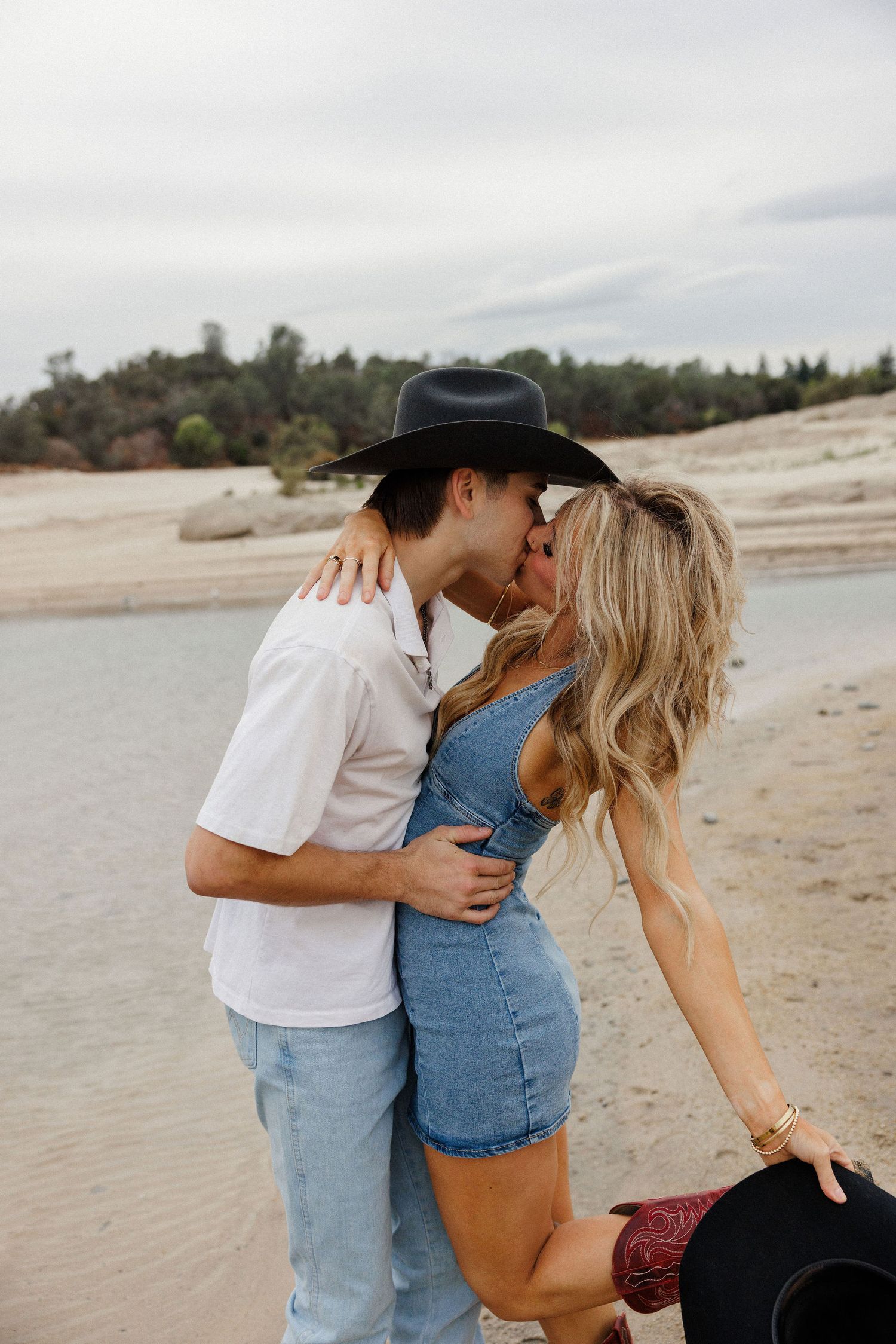 natural couples photo on the beach