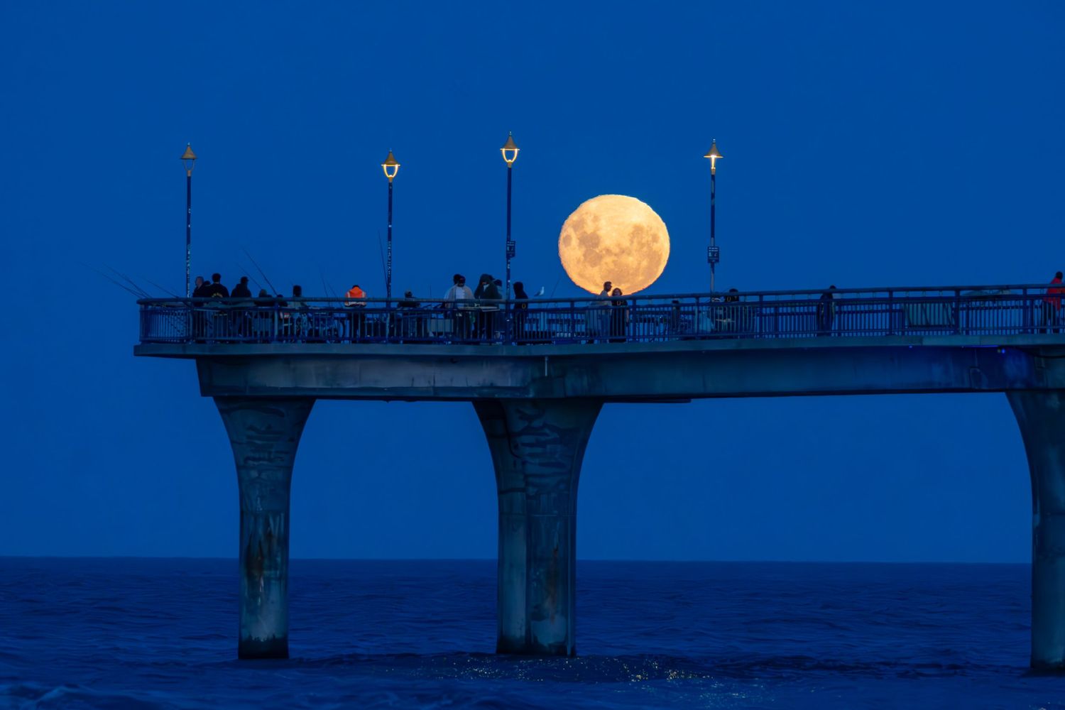 Full moon at the Pier