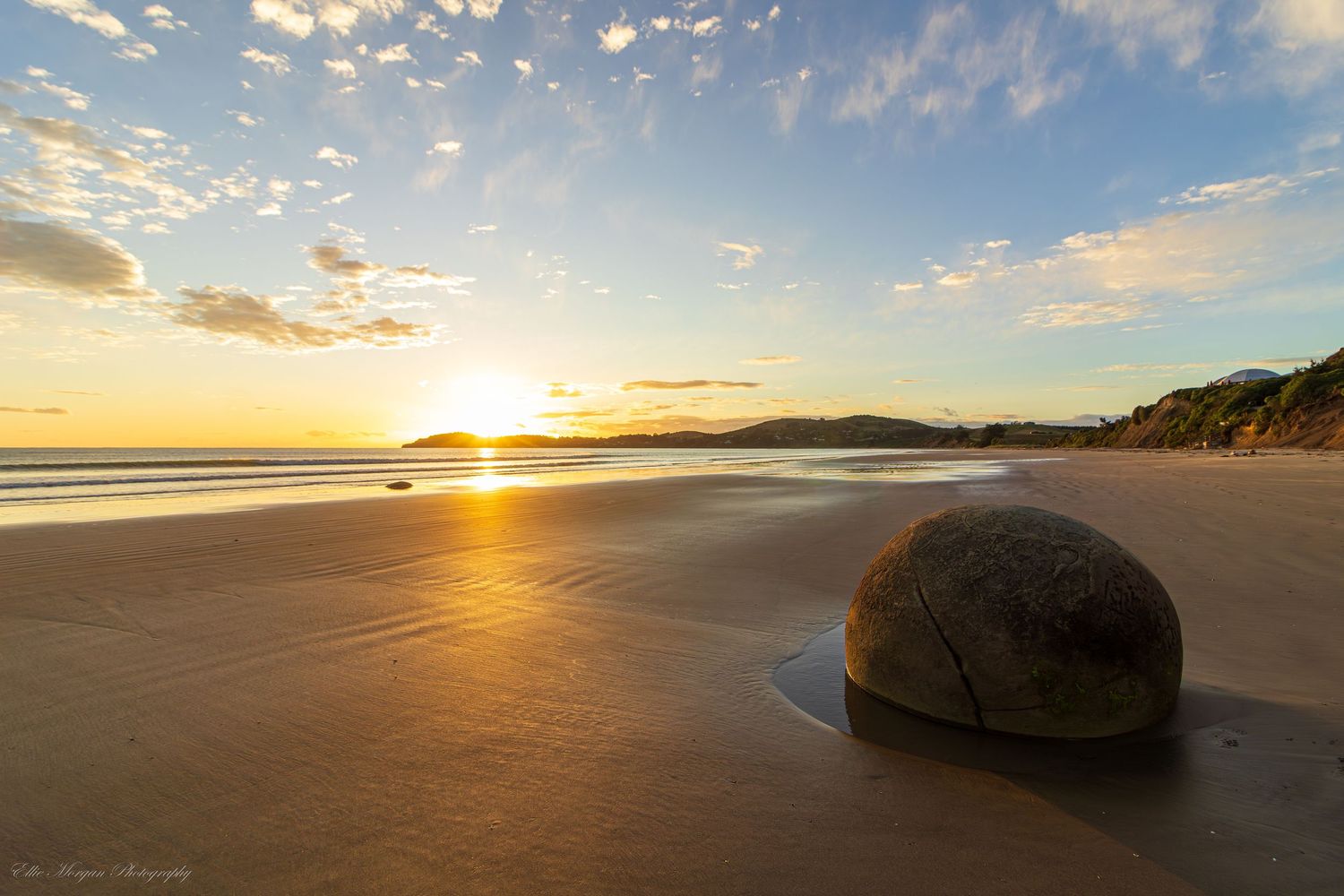 Lone boulder at Moeraki