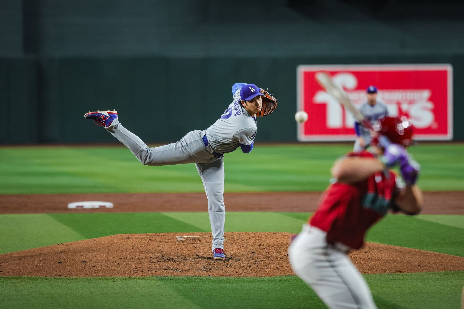 LA Dodgers pitcher releases pitch during MLB game against Arizona Diamondbacks.
