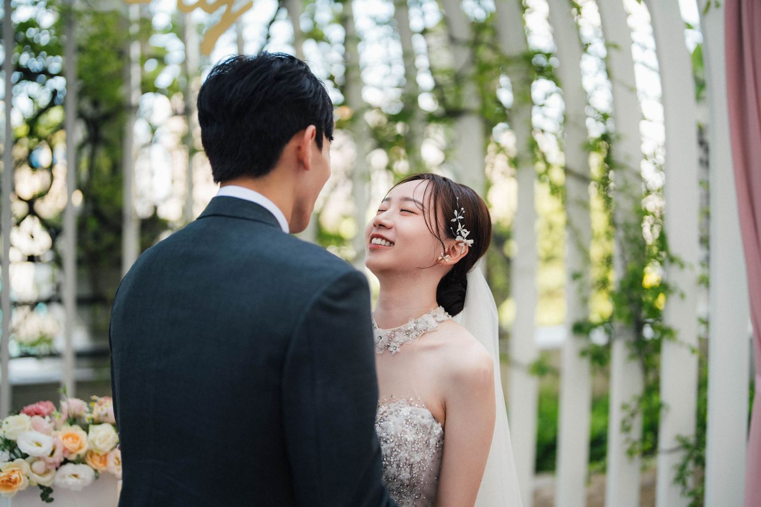 新郎新娘在戶外證婚儀式上交換戒指、擁抱親吻的感動瞬間，紀錄真摯情感的婚禮攝影作品。從文定儀式、迎娶拜別、到午宴晚宴現場賓客互動，每張照片忠實呈現婚禮當天的故事節奏。風格涵蓋自然光底片感、文青風格與唯美光影運用，包含台北、台中、高雄等地婚禮紀實攝影案例，適合搜尋婚禮攝影、婚禮紀錄、