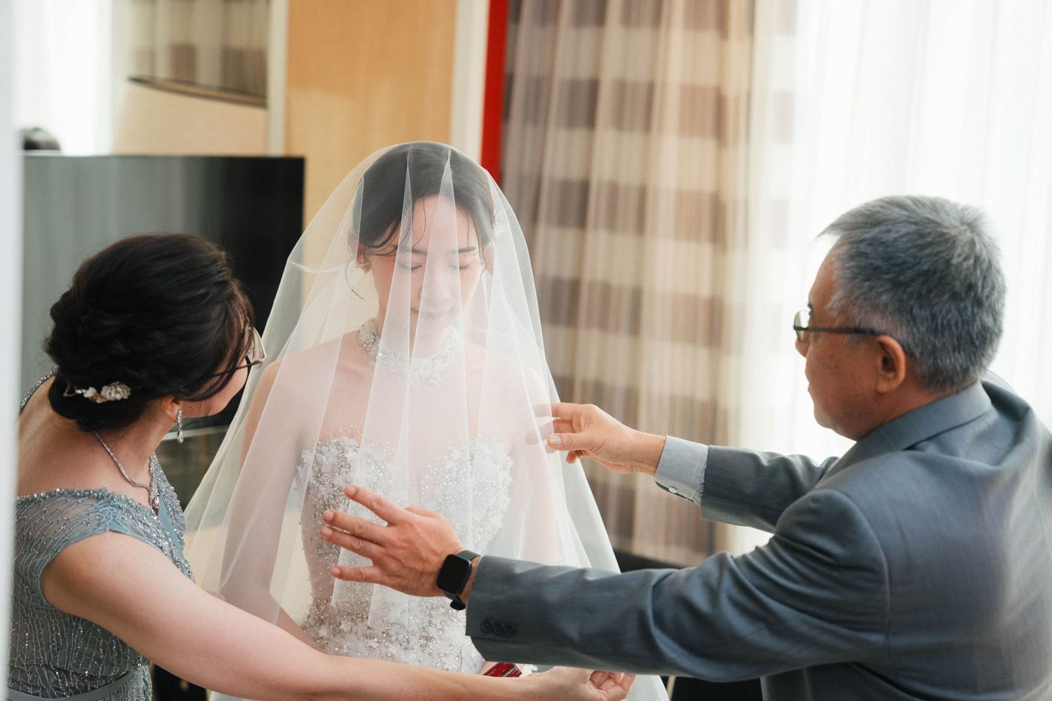 新郎新娘在戶外證婚儀式上交換戒指、擁抱親吻的感動瞬間，紀錄真摯情感的婚禮攝影作品。從文定儀式、迎娶拜別、到午宴晚宴現場賓客互動，每張照片忠實呈現婚禮當天的故事節奏。風格涵蓋自然光底片感、文青風格與唯美光影運用，包含台北、台中、高雄等地婚禮紀實攝影案例，適合搜尋婚禮攝影、婚禮紀錄、
