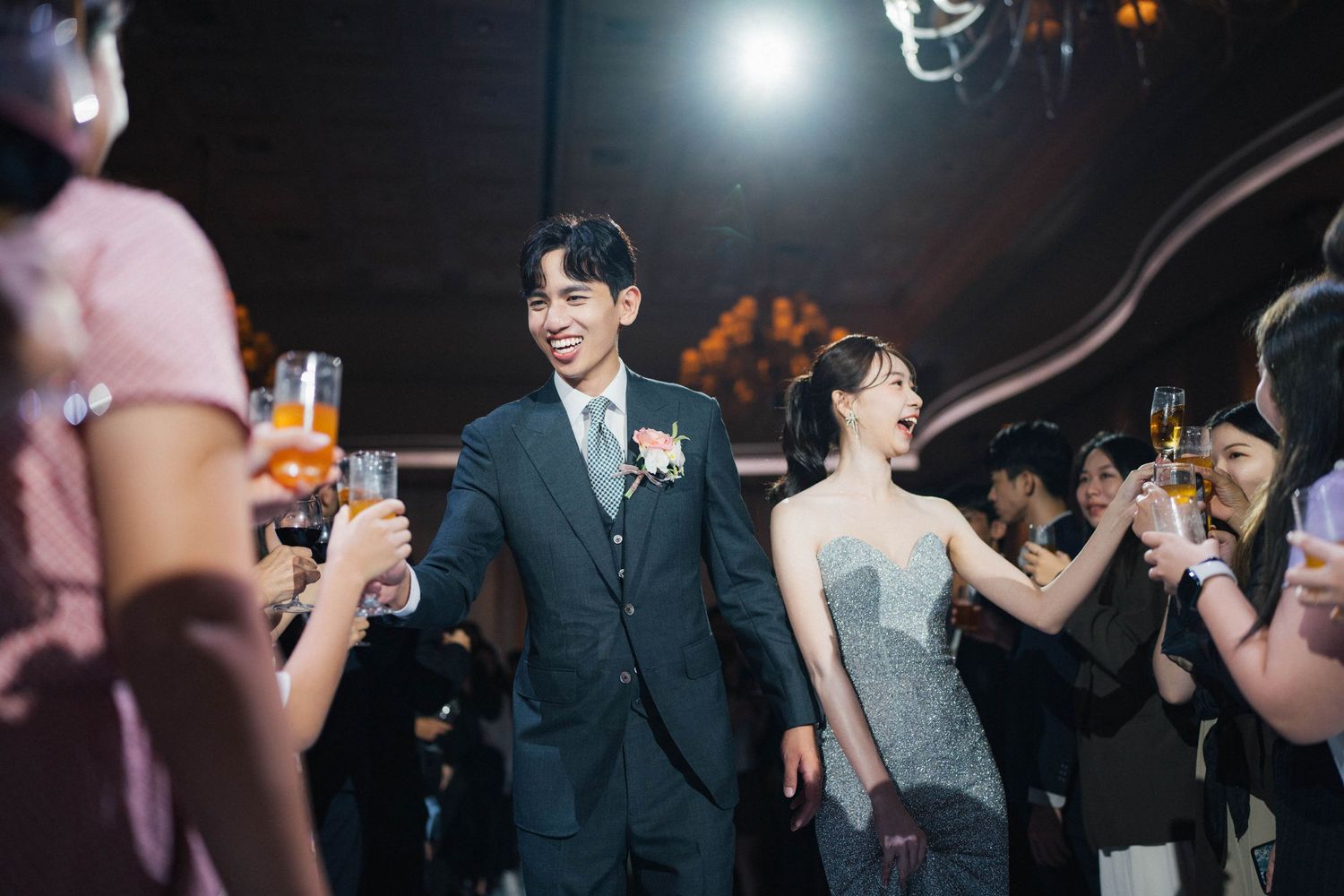 新郎新娘在戶外證婚儀式上交換戒指、擁抱親吻的感動瞬間，紀錄真摯情感的婚禮攝影作品。從文定儀式、迎娶拜別、到午宴晚宴現場賓客互動，每張照片忠實呈現婚禮當天的故事節奏。風格涵蓋自然光底片感、文青風格與唯美光影運用，包含台北、台中、高雄等地婚禮紀實攝影案例，適合搜尋婚禮攝影、婚禮紀錄、