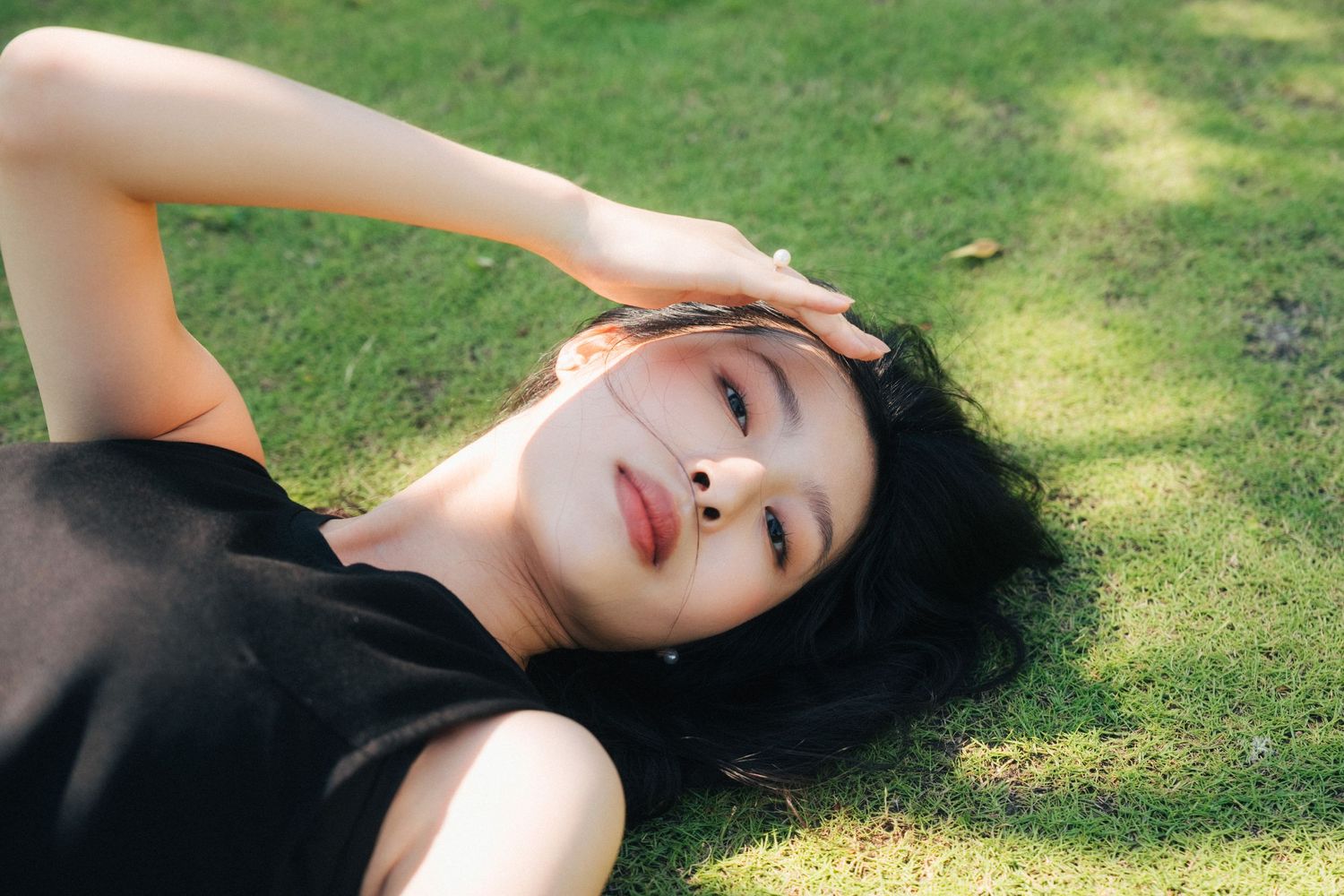 新郎新娘在戶外證婚儀式上交換戒指、擁抱親吻的感動瞬間，紀錄真摯情感的婚禮攝影作品。從文定儀式、迎娶拜別、到午宴晚宴現場賓客互動，每張照片忠實呈現婚禮當天的故事節奏。風格涵蓋自然光底片感、文青風格與唯美光影運用，包含台北、台中、高雄等地婚禮紀實攝影案例，適合搜尋婚禮攝影、婚禮紀錄、
