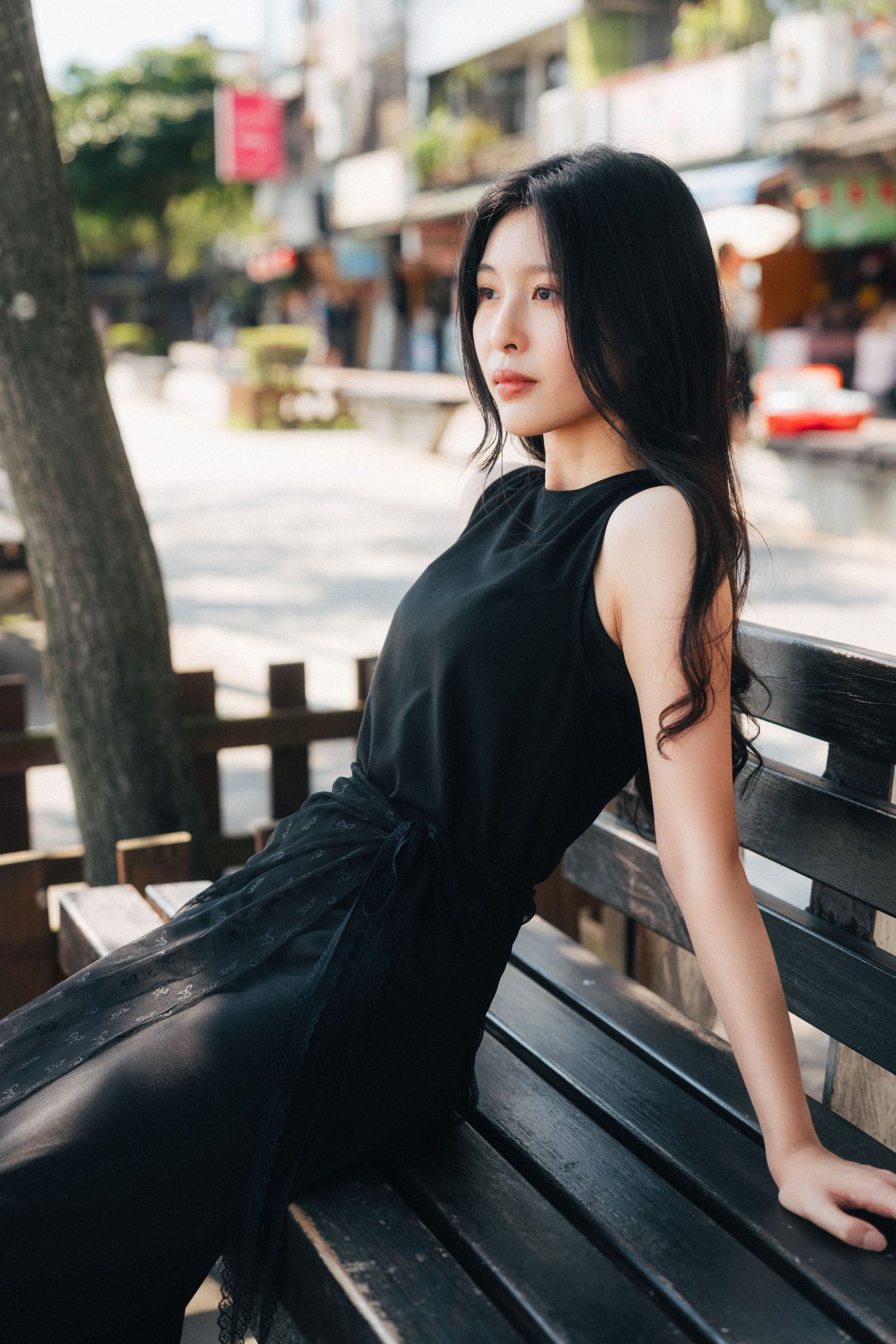 新郎新娘在戶外證婚儀式上交換戒指、擁抱親吻的感動瞬間，紀錄真摯情感的婚禮攝影作品。從文定儀式、迎娶拜別、到午宴晚宴現場賓客互動，每張照片忠實呈現婚禮當天的故事節奏。風格涵蓋自然光底片感、文青風格與唯美光影運用，包含台北、台中、高雄等地婚禮紀實攝影案例，適合搜尋婚禮攝影、婚禮紀錄、