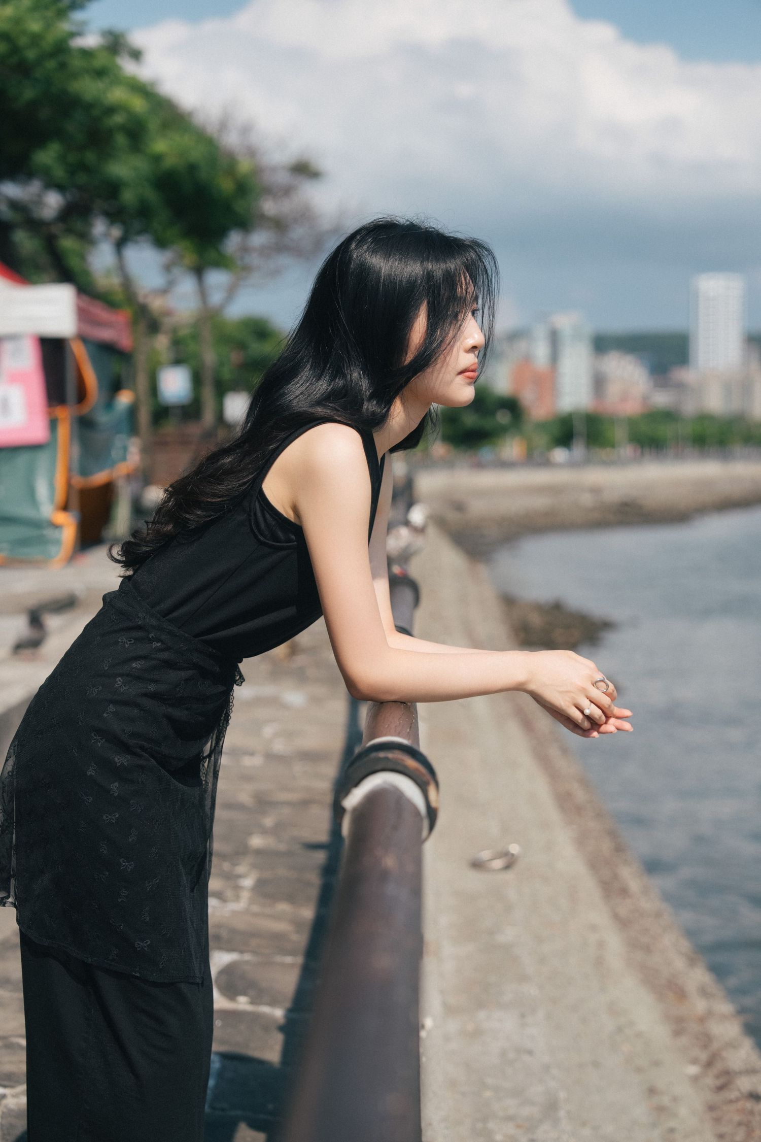 新郎新娘在戶外證婚儀式上交換戒指、擁抱親吻的感動瞬間，紀錄真摯情感的婚禮攝影作品。從文定儀式、迎娶拜別、到午宴晚宴現場賓客互動，每張照片忠實呈現婚禮當天的故事節奏。風格涵蓋自然光底片感、文青風格與唯美光影運用，包含台北、台中、高雄等地婚禮紀實攝影案例，適合搜尋婚禮攝影、婚禮紀錄、
