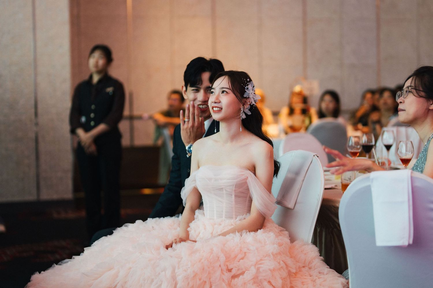 新郎新娘在戶外證婚儀式上交換戒指、擁抱親吻的感動瞬間，紀錄真摯情感的婚禮攝影作品。從文定儀式、迎娶拜別、到午宴晚宴現場賓客互動，每張照片忠實呈現婚禮當天的故事節奏。風格涵蓋自然光底片感、文青風格與唯美光影運用，包含台北、台中、高雄等地婚禮紀實攝影案例，適合搜尋婚禮攝影、婚禮紀錄、