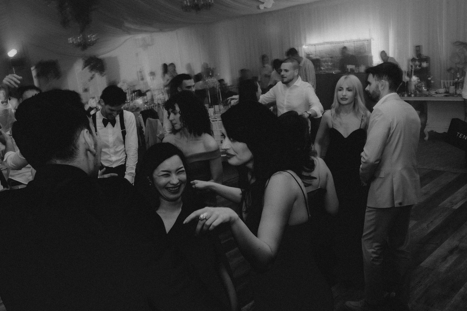 Fotografie nuntă: „Mirii își dau primul sărut în fața altarului, într-un cadru romantic la biserică.”