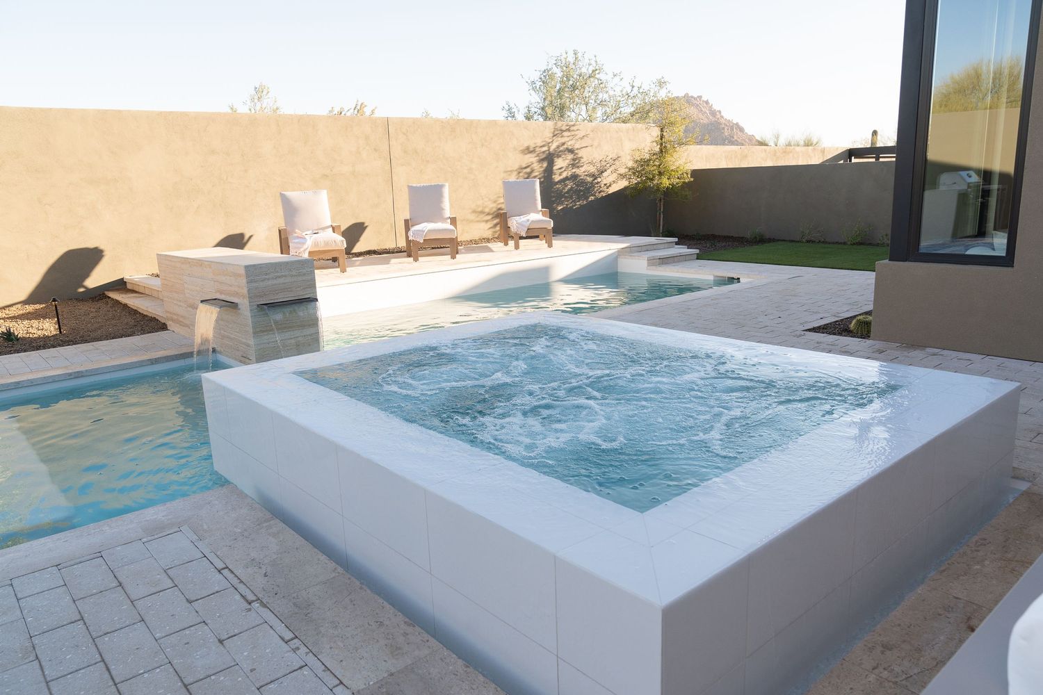 Backyard jacuzzi with Infiniti pool