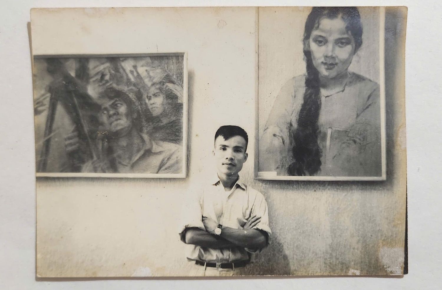 Họa sĩ Lê Lam trước hai tác phẩm trong Triển lãm từ 2.9.1965 đến 20.9.1965 tại nhà Triển lẵm của Hội Mỹ thuật Việt Nam số 10 Hàng Đào Hà Nội