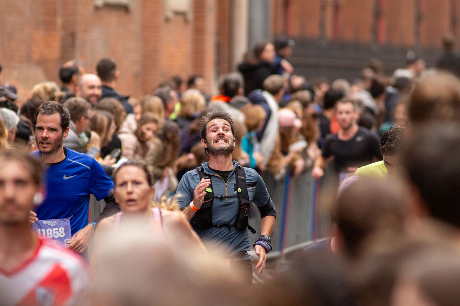 Homme qui court Marathon de Toulouse en sprint