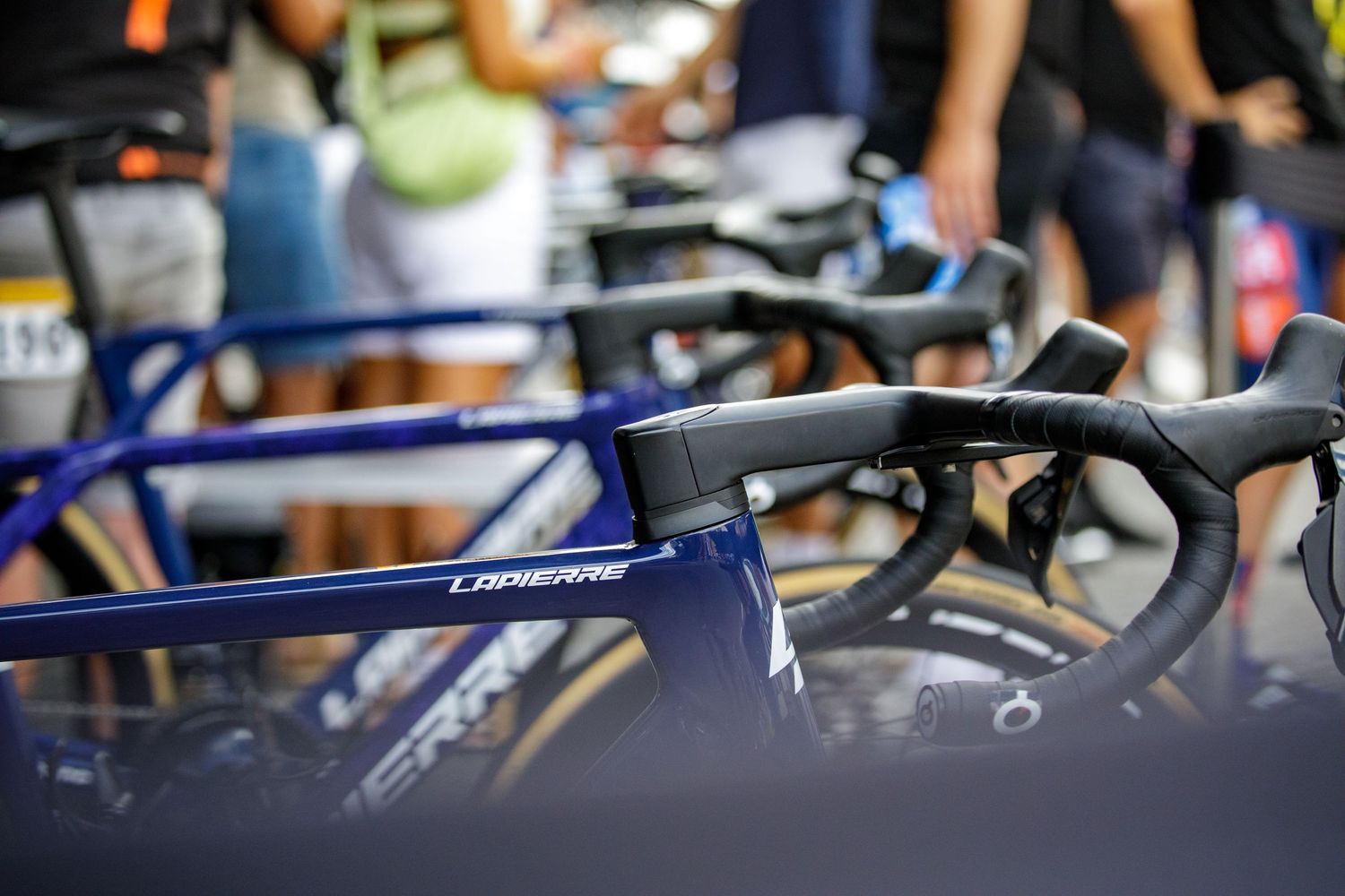 Vélo du tour de France alignés dans les stands