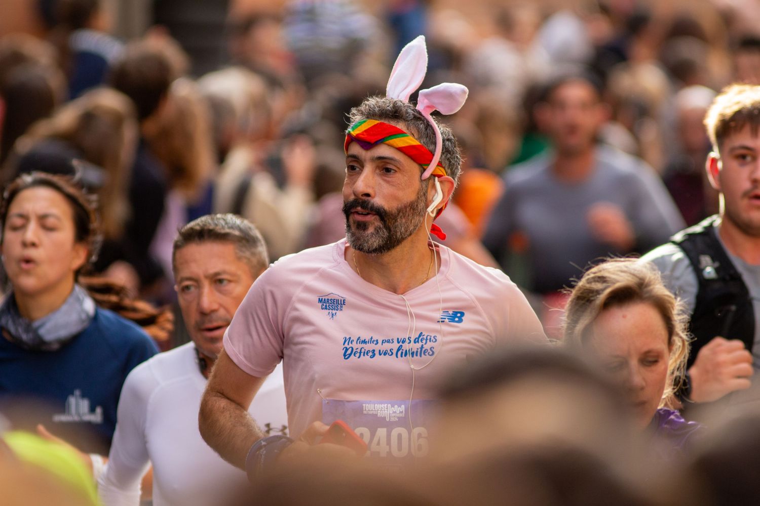 Homme avec des oreille de lapin au Marathon de Toulouse