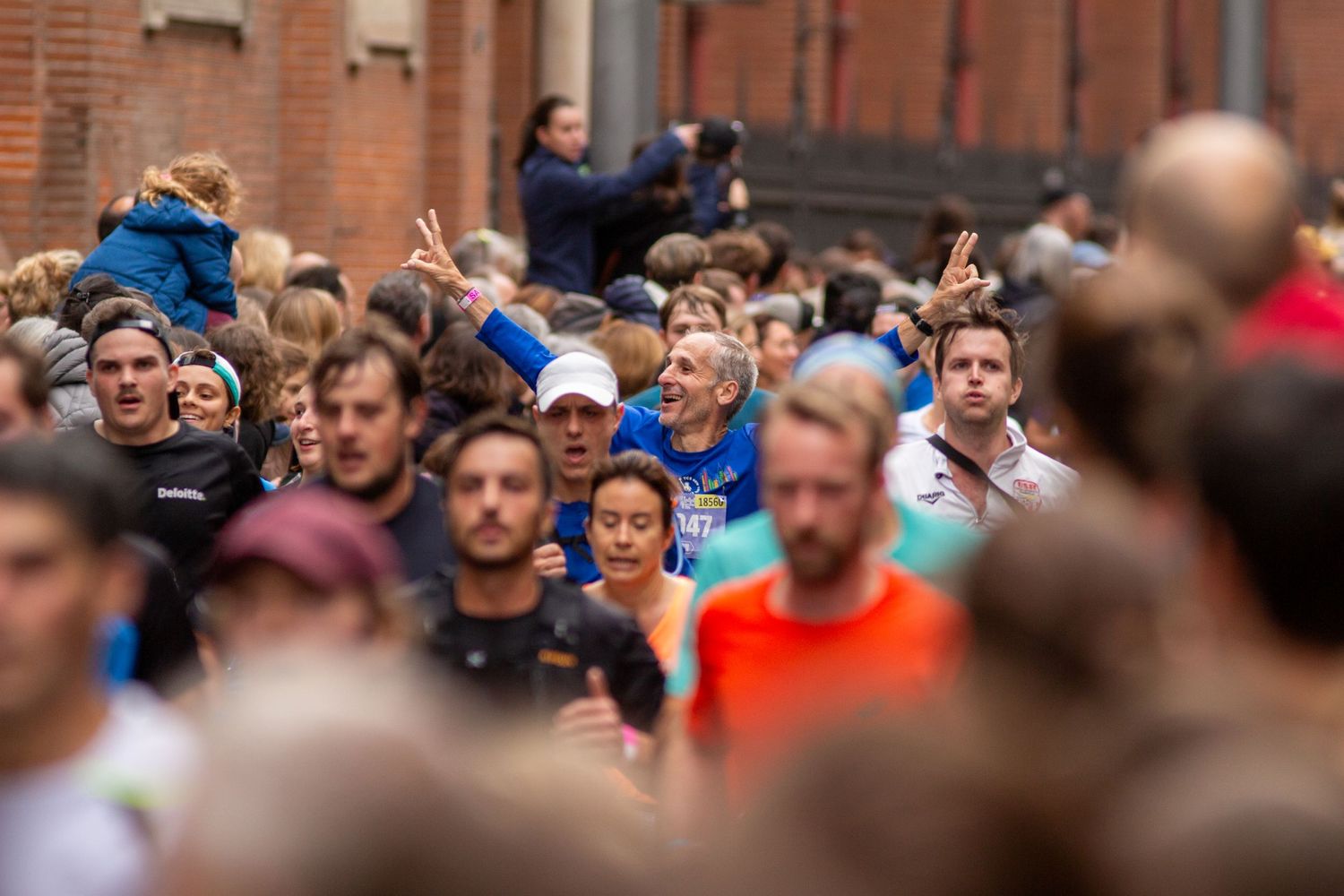 Homme qui célèbre en courant le Marathon de Toulouse