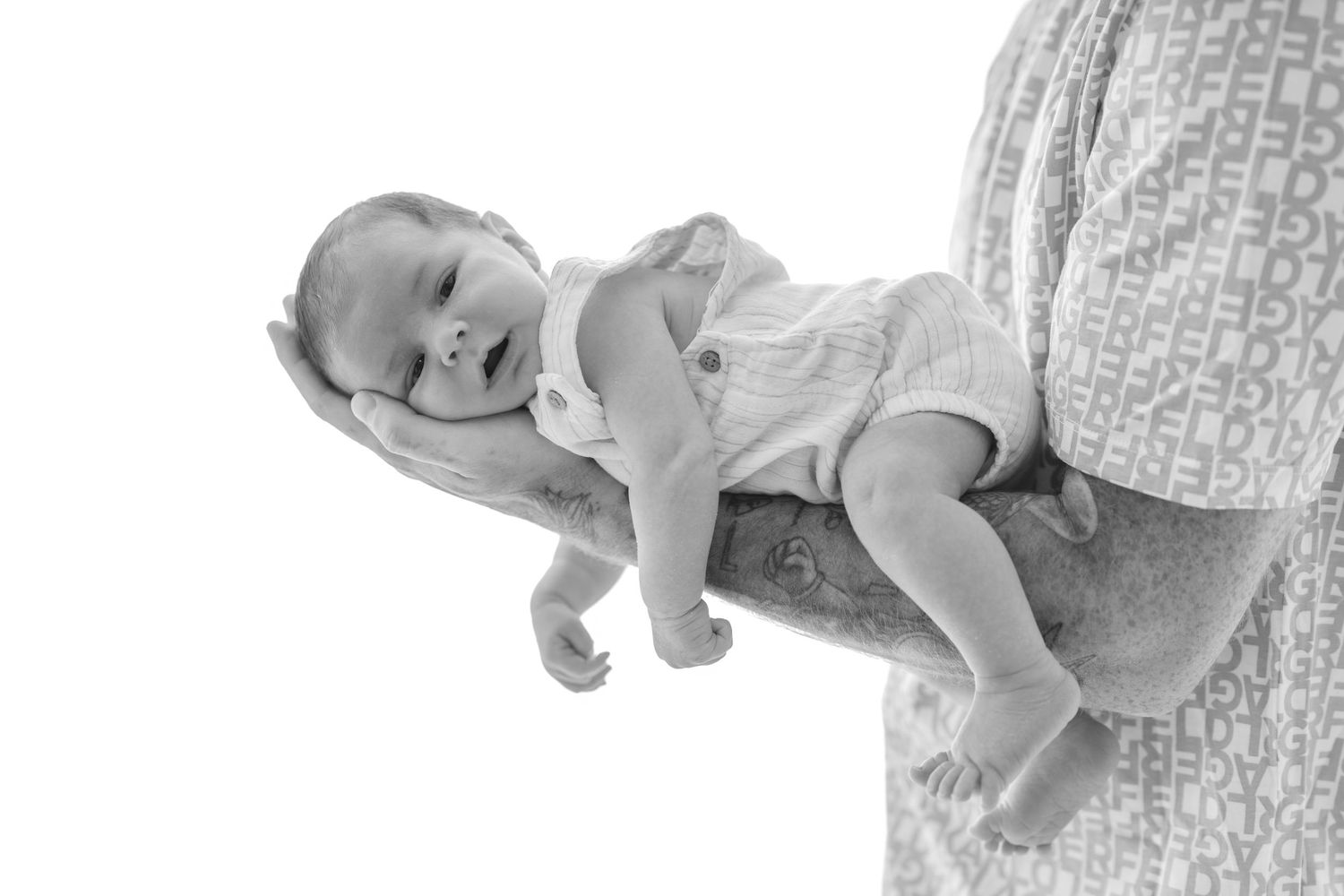 Newbornshoot, newborn, pasgeboren, fotoshoot, fotograaf, studioshoot, studio, zwartwitfotografie, newbornfotografie