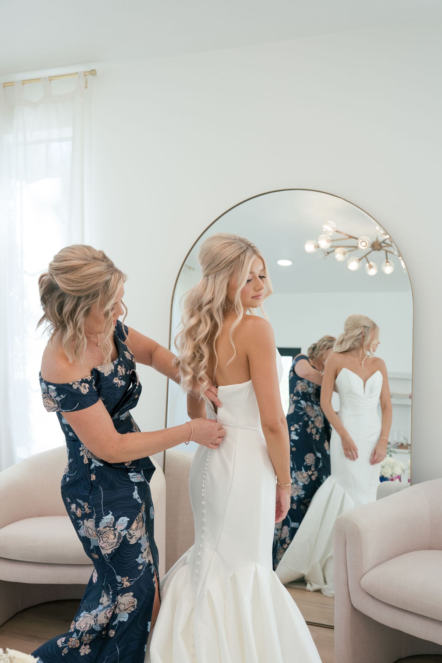 getting ready at a Tennessee wedding at The Monroe in McMinnville, TN