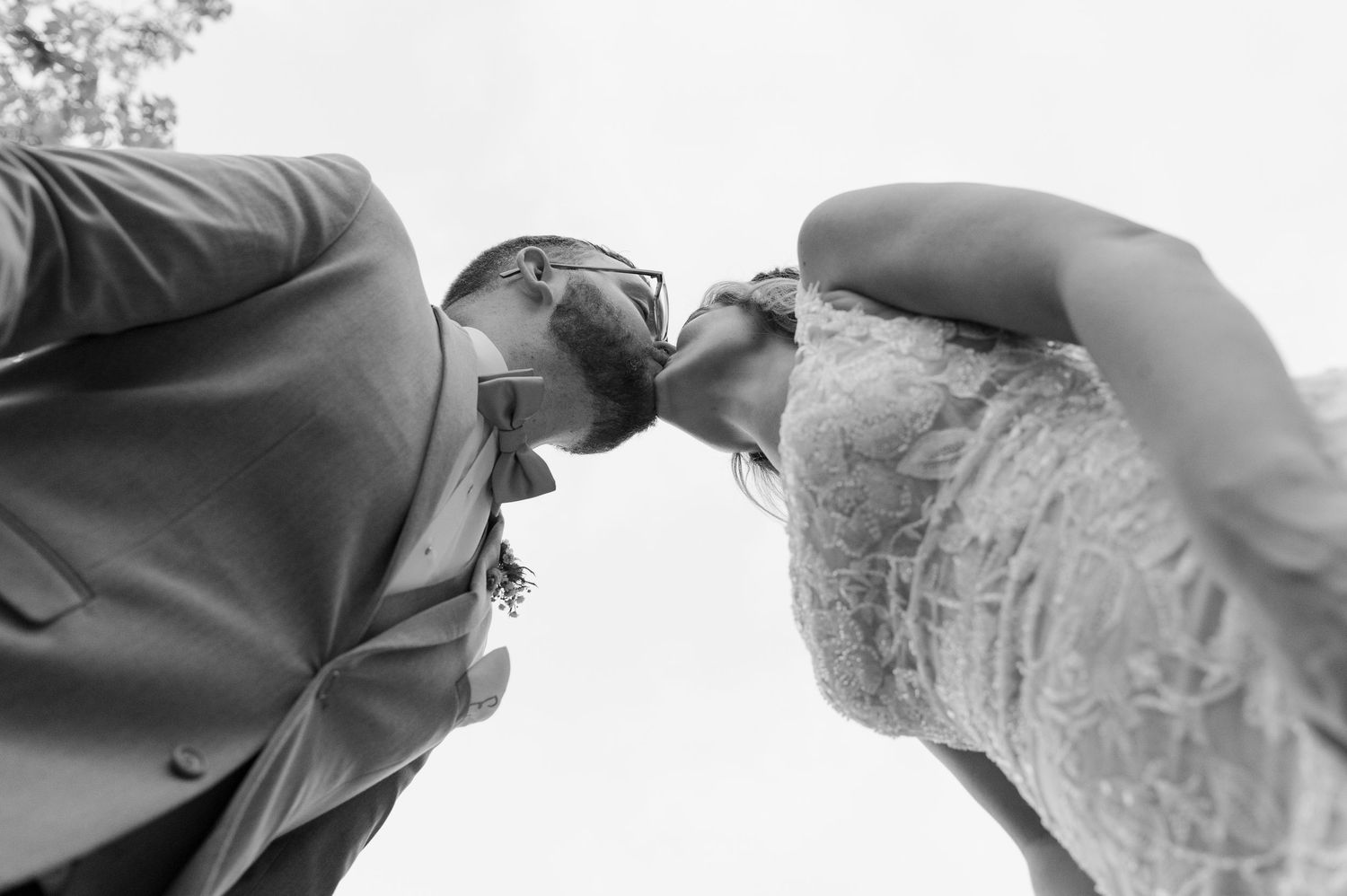 Couple kissing in Black and White