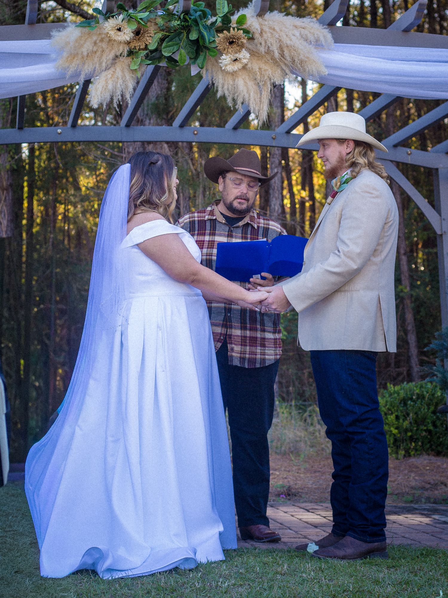 Couple getting married during wedding ceremony in Austin Texas