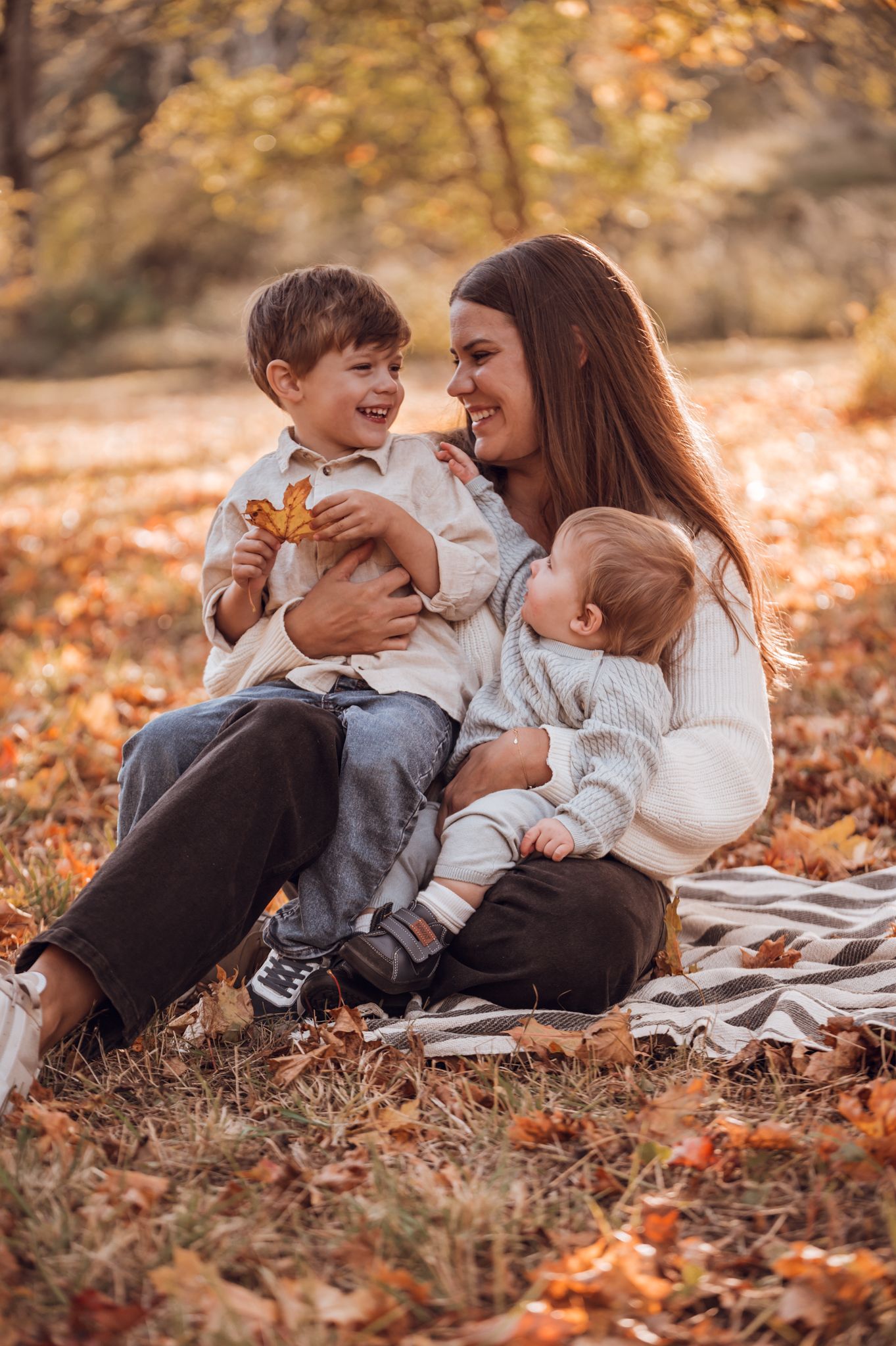 Gravidfotografering i Tyesö, familjefotografering, Stockholm, utomhusfotografering, solnedgångsfotografering, fotografering