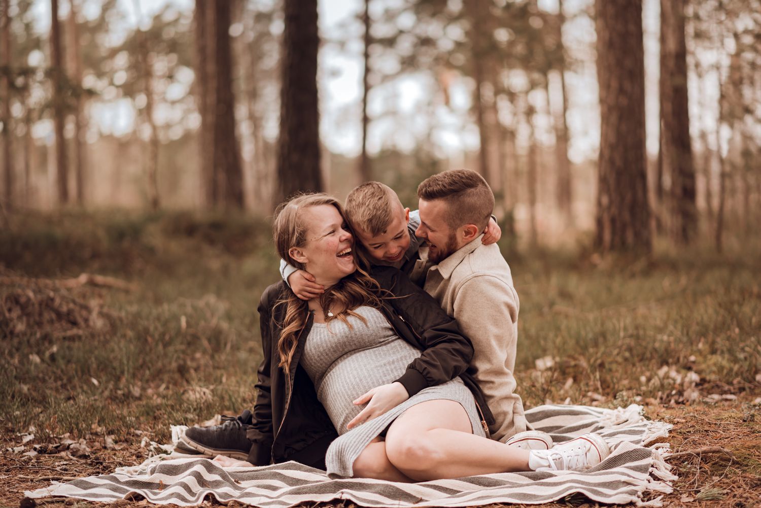 Gravidfotografering i Tyesö, familjefotografering, Stockholm, utomhusfotografering, solnedgångsfotografering, fotografering