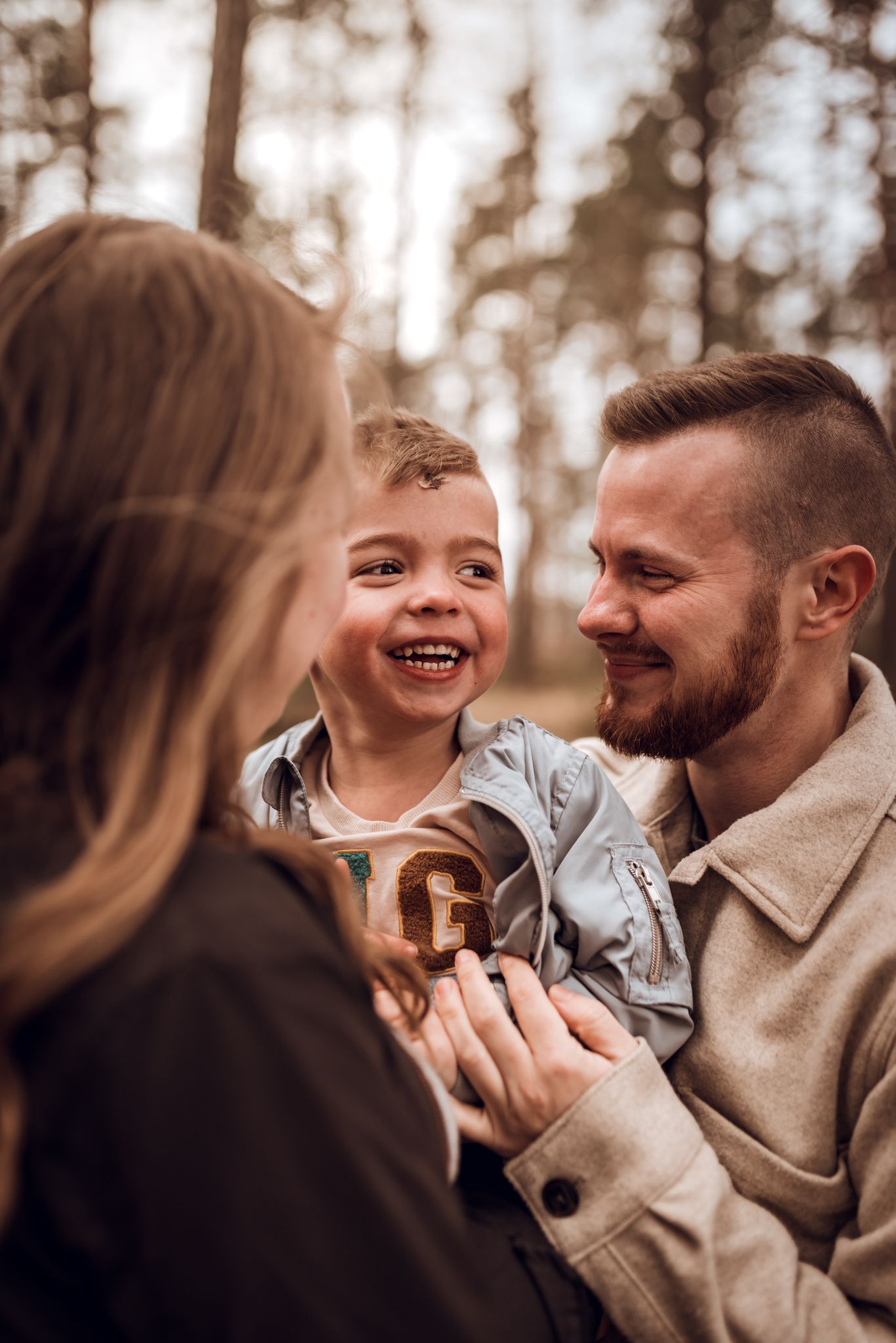 Gravidfotografering i Tyesö, familjefotografering, Stockholm, utomhusfotografering, solnedgångsfotografering, fotografering barnfotograf