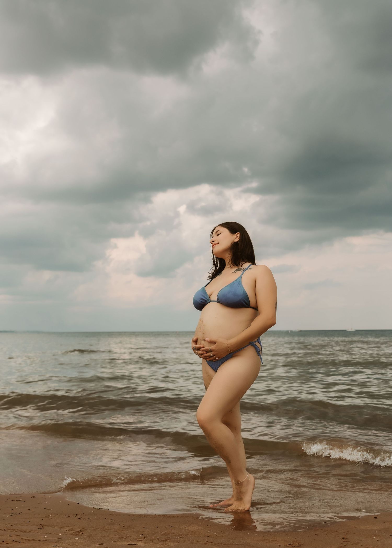 Chicago IL pregnancy photos alone with emotional connection to new addition