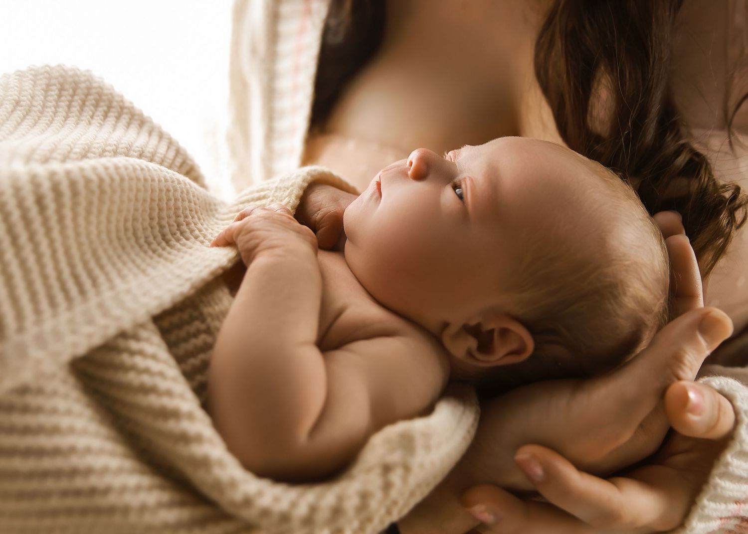 Lifestyle Newborn photoshoot in Central Illinois