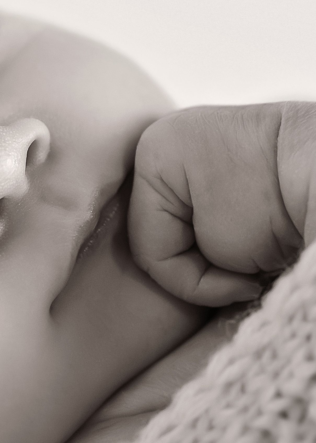 Lifestyle Newborn photoshoot in Central Illinois