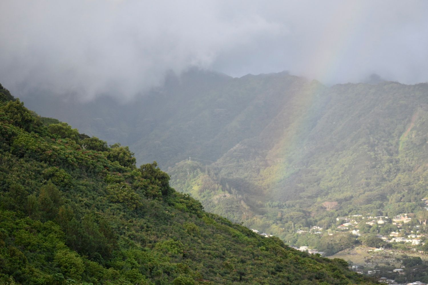 Rainbow on Oahu Hawaii cliff edge, gorgeous nature photo