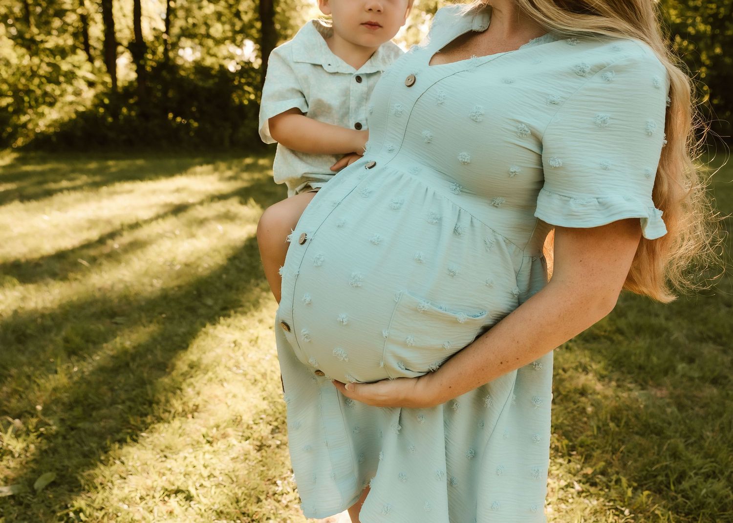 Family maternity session at Farmdale Reservoir during golden hour