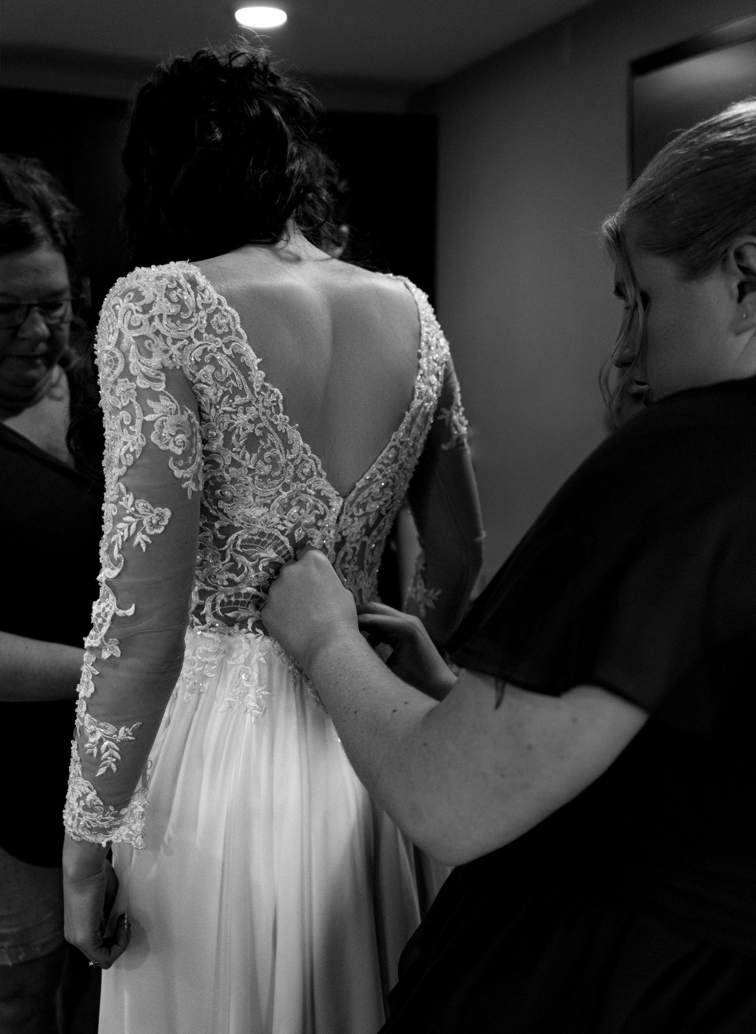 Getting ready photo for full wedding with siblings and mom in black and white