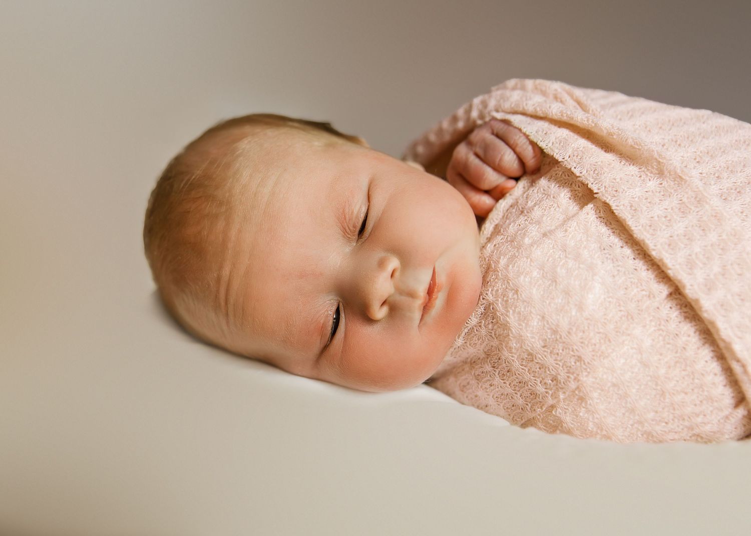 Lifestyle Newborn photoshoot in Central Illinois