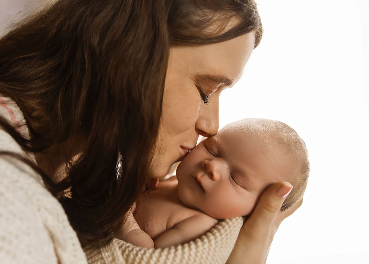 Lifestyle Newborn photoshoot in Central Illinois
