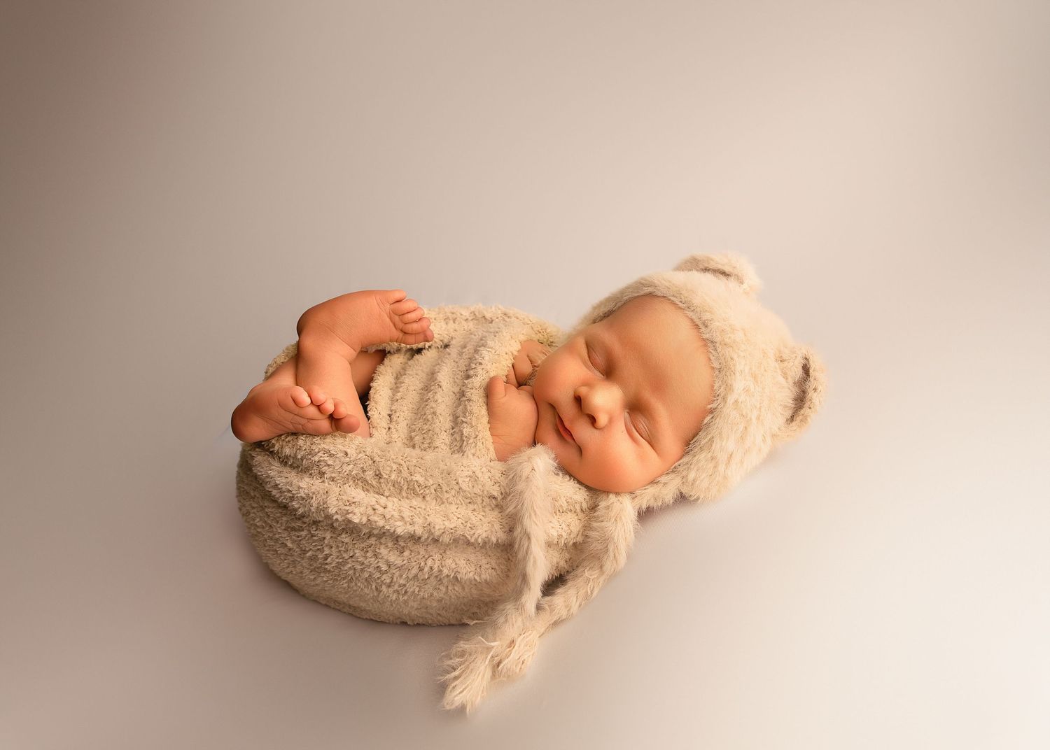 Posed Newborn Session in-studio in Peoria, IL