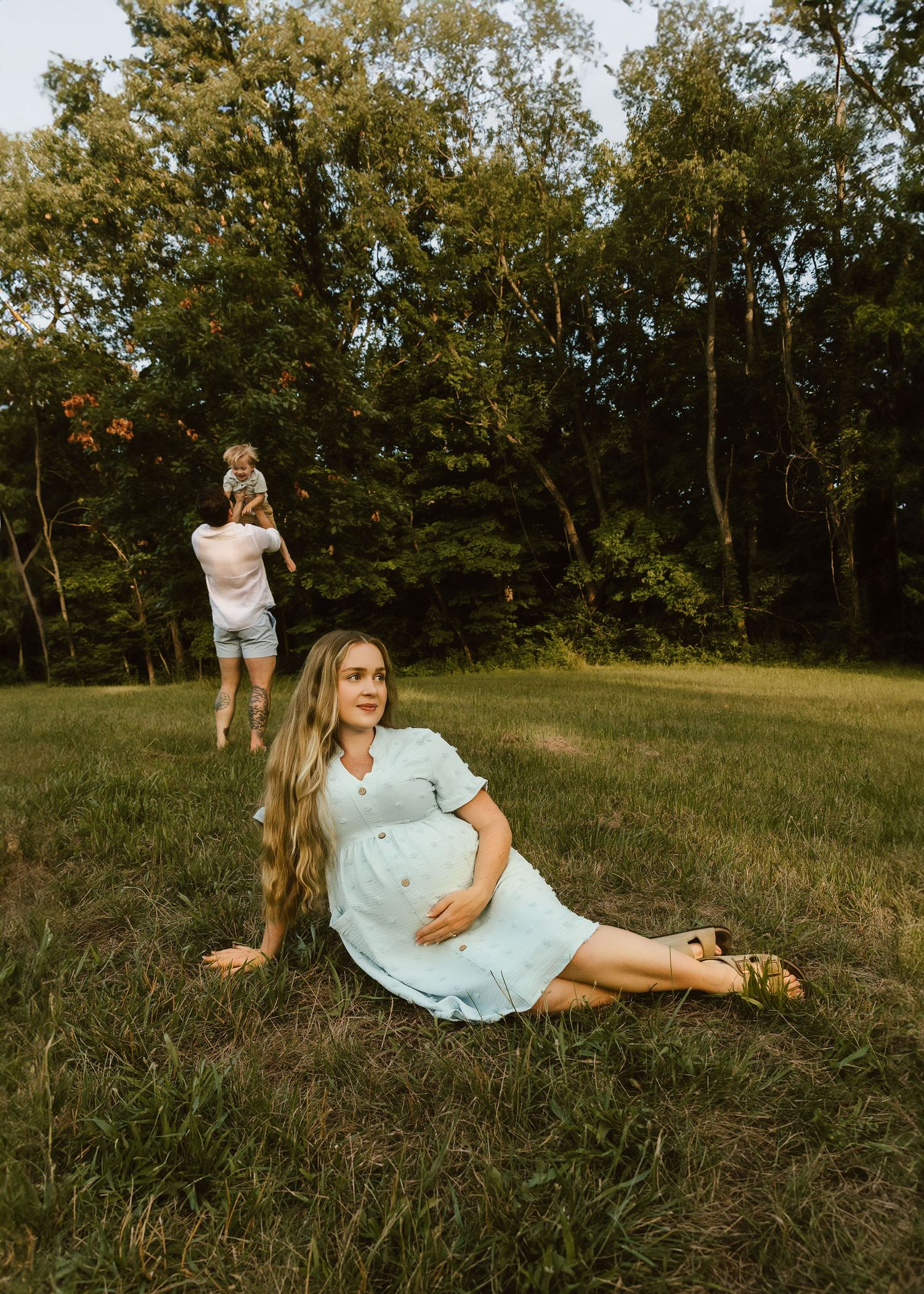 Family maternity session at Farmdale Reservoir during golden hour
