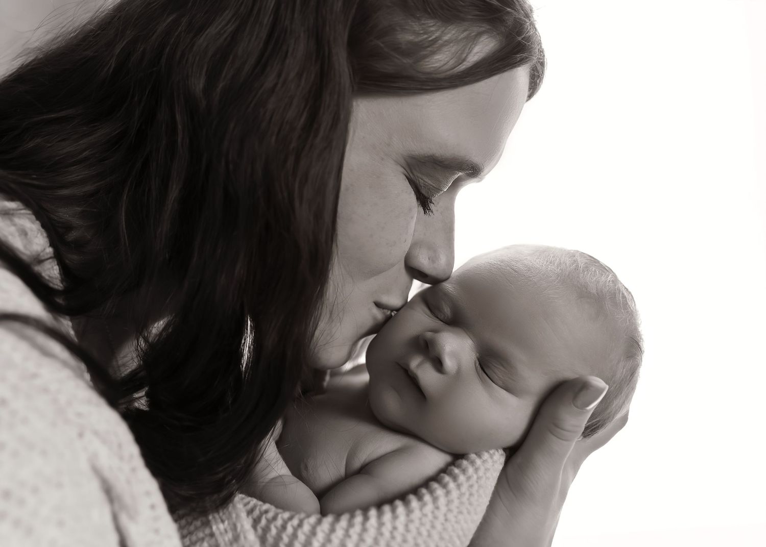Lifestyle Newborn photoshoot in Central Illinois