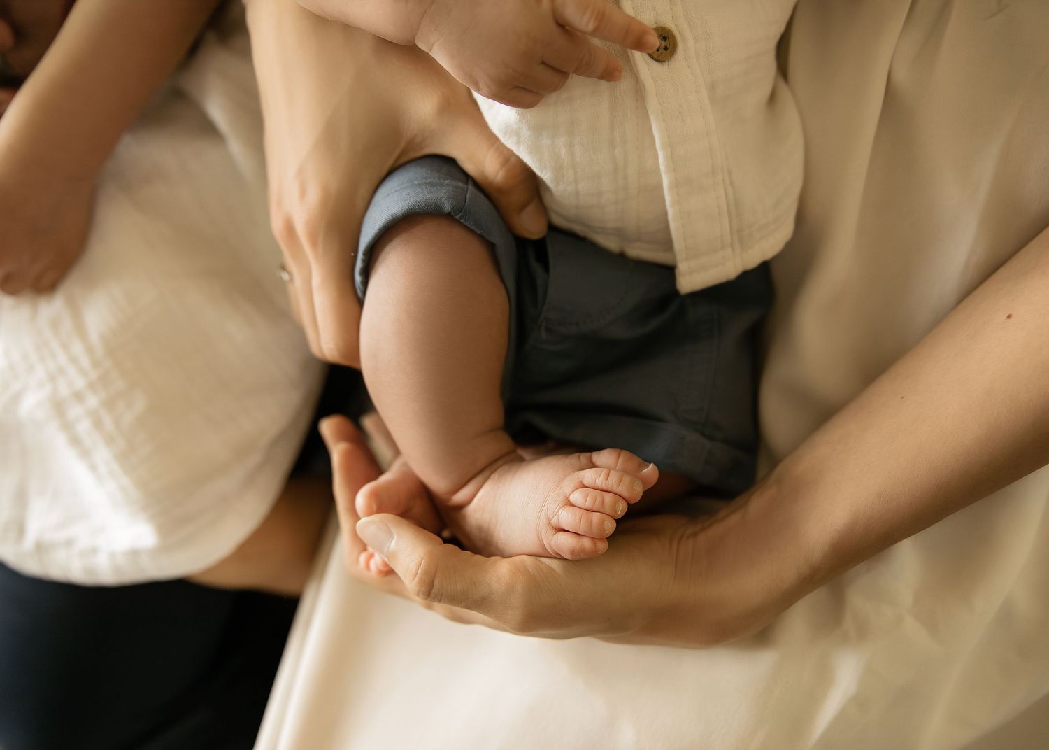 Lifestyle Newborn session in-home in Chicago Illinois
