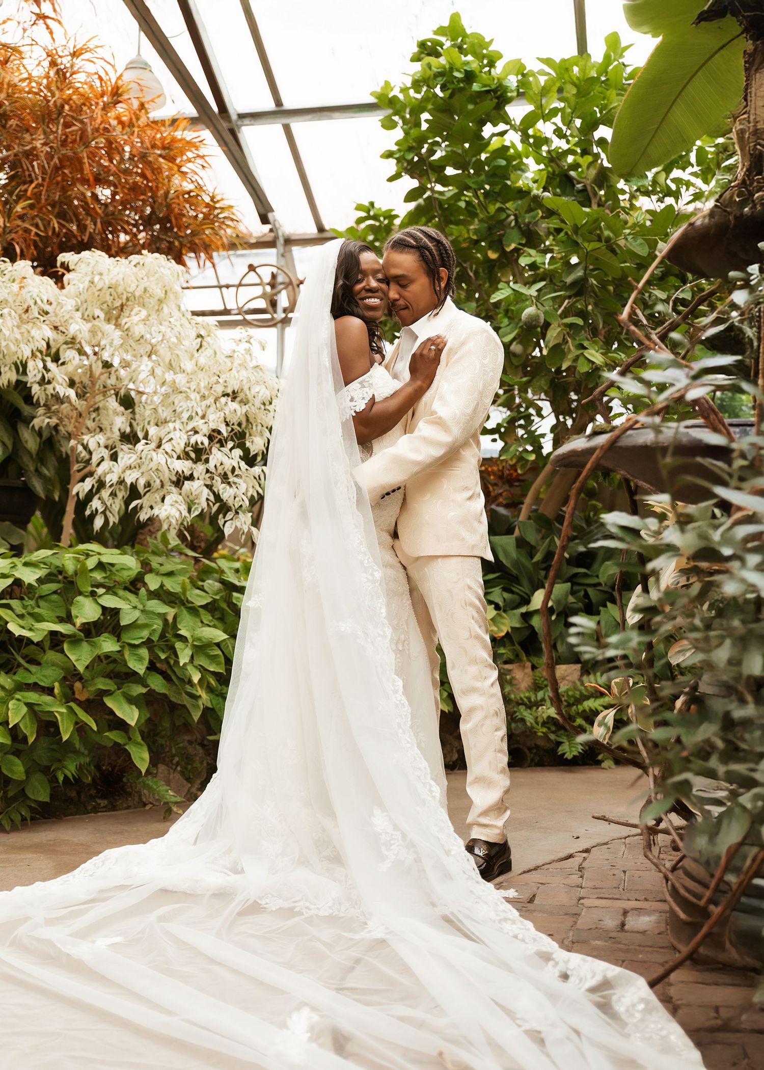 Couples wedding portrait at Luthy Botanical Garden