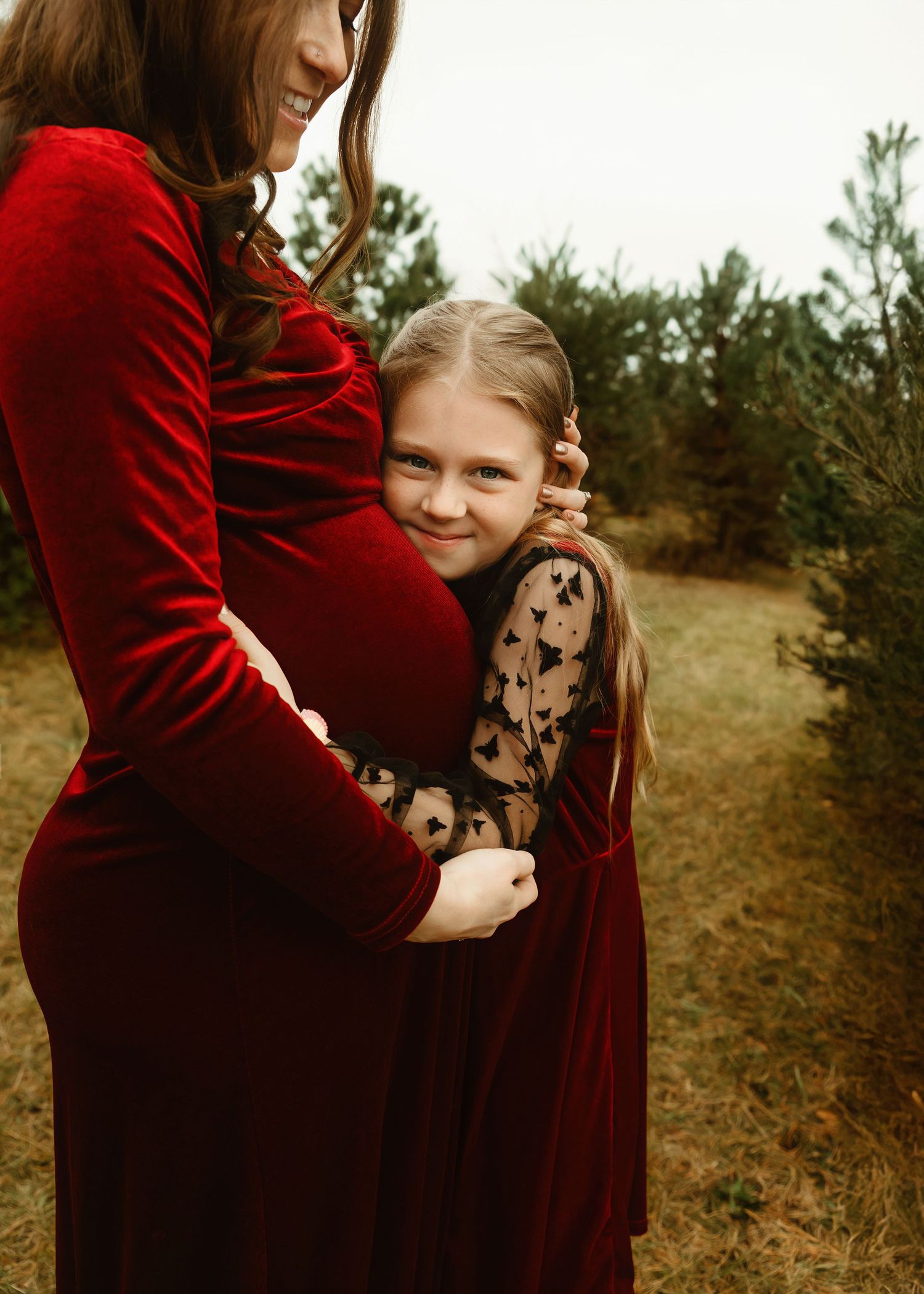 Peoria Illinois maternity photographer capturing glowing expecting mother outdoors