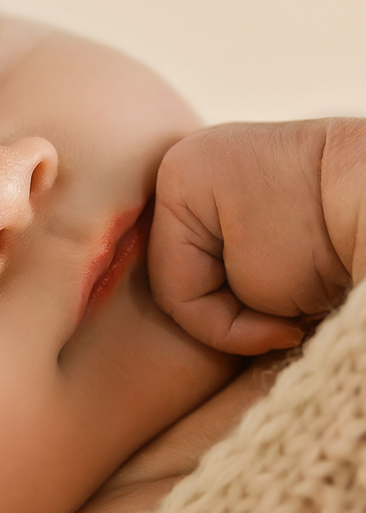 Lifestyle Newborn photoshoot in Central Illinois