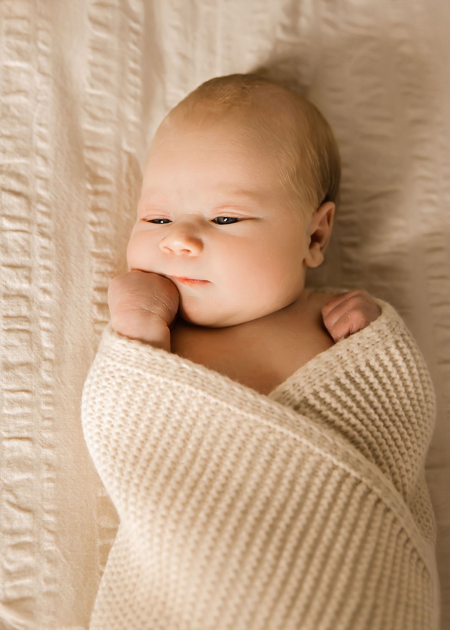 Lifestyle Newborn photoshoot in Central Illinois