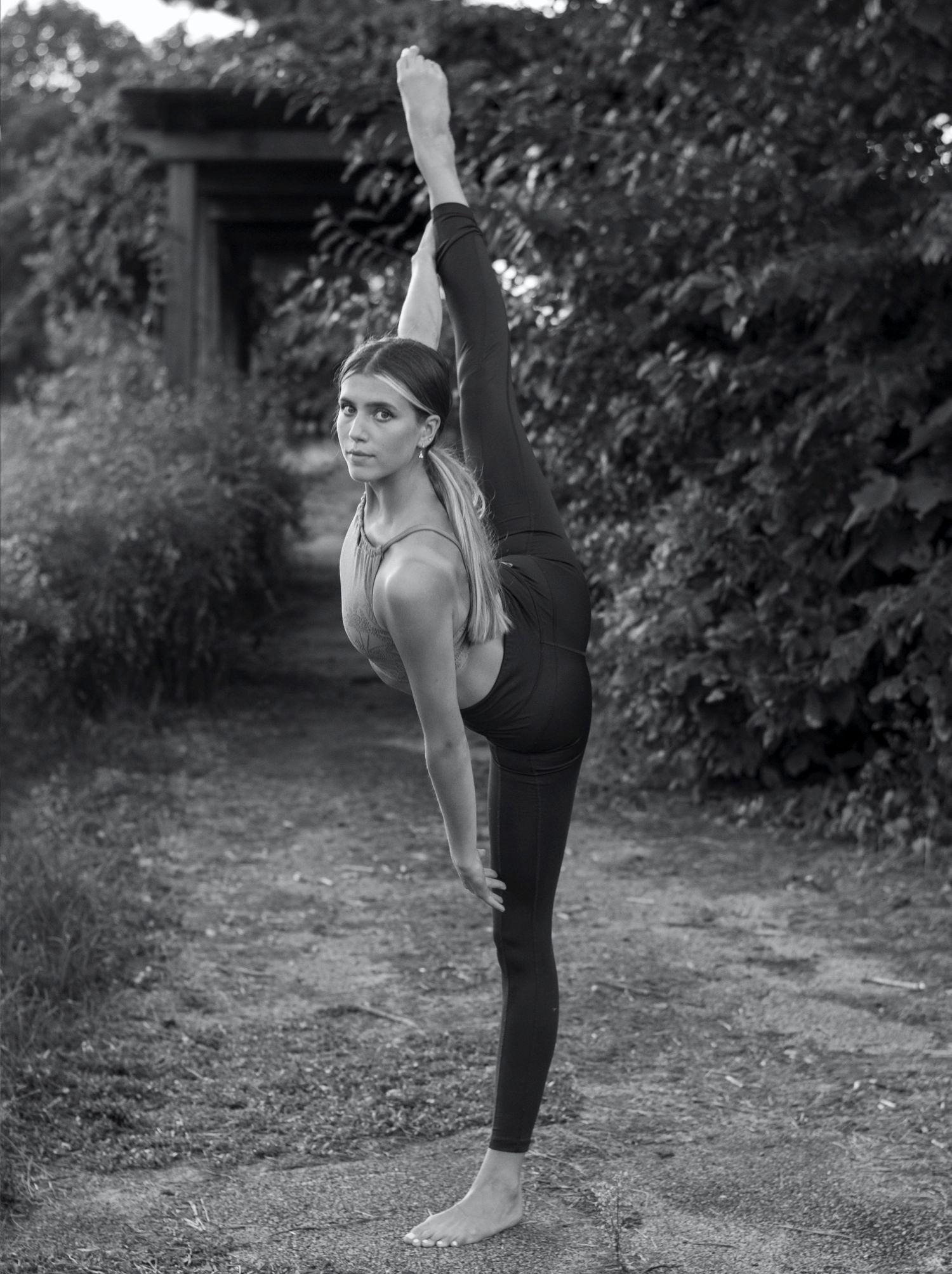 Black and white dance photo in Donovan Park Peoria, IL leg hold