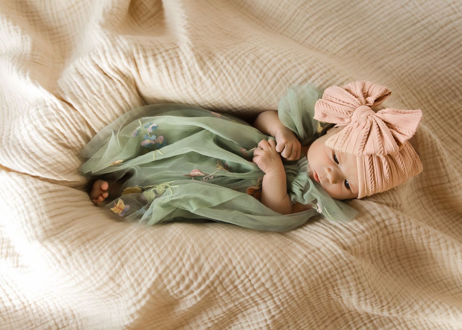 Lifestyle Newborn photoshoot in Central Illinois