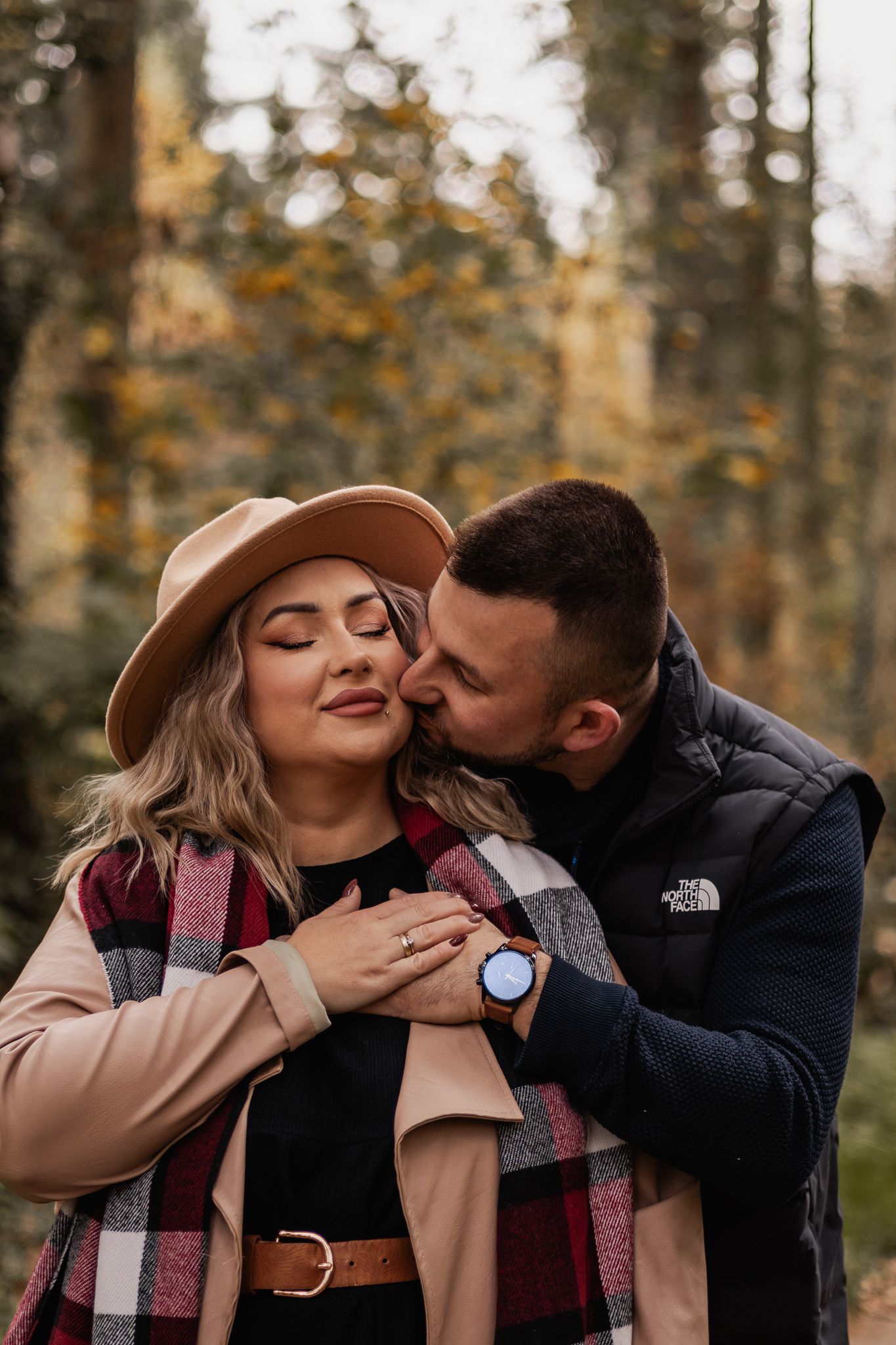 Ein liebevolles Herbst-Verlobungsfotoshooting, das innige Augenblicke eines Paares in kuscheligen Pullovern und Schals einfängt in Konz.