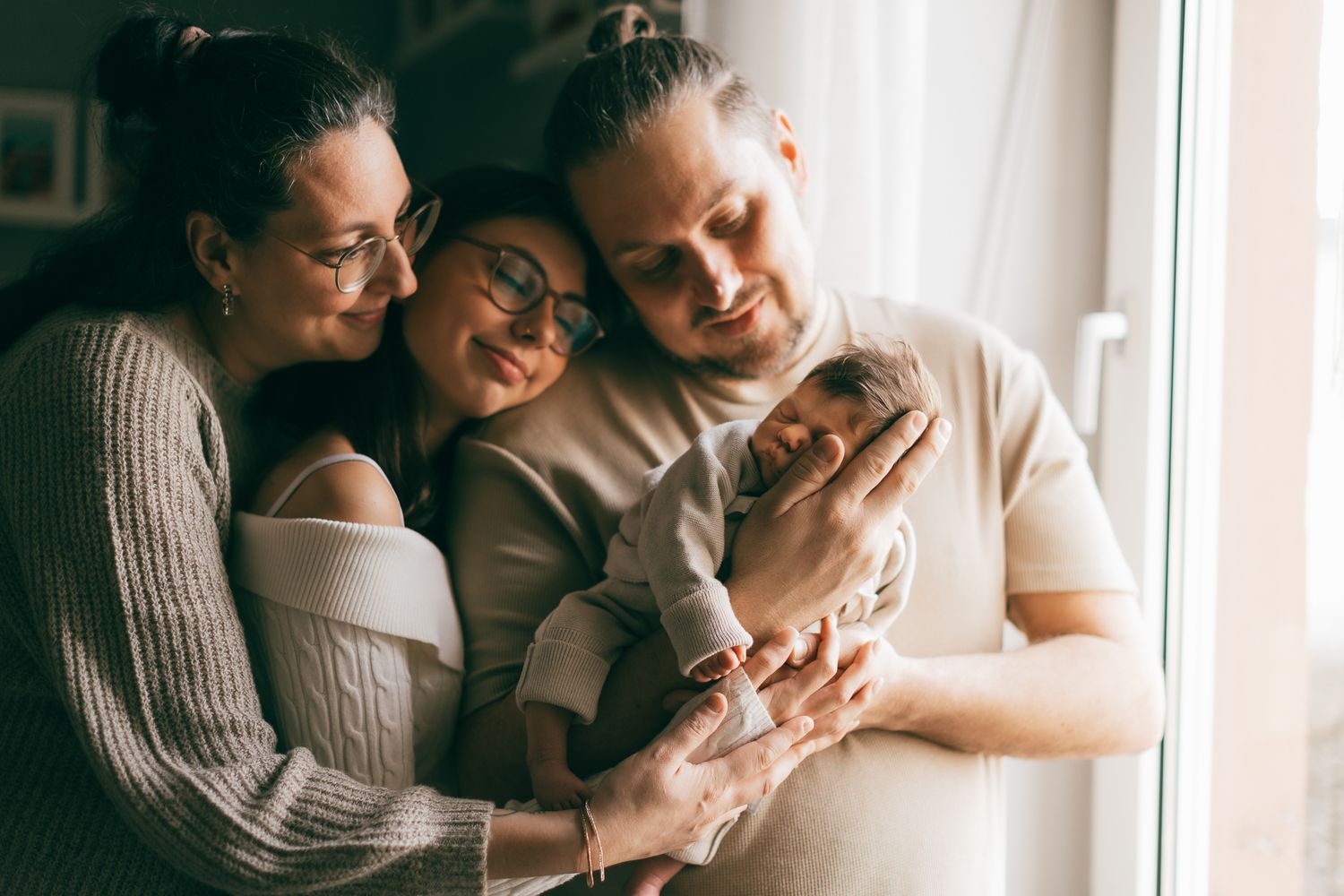 Ein bewegender Familienmoment voller zärtlicher Umarmungen und liebevoller Begegnungen in einem lichtdurchfluteten Raum in Konz.