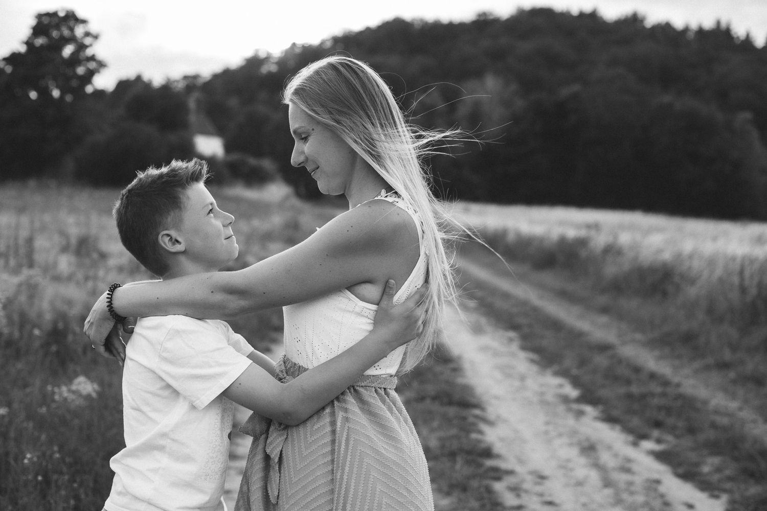 Mutter Sohn Moment, in der Abendsonne auf dem Feld in Tawern.