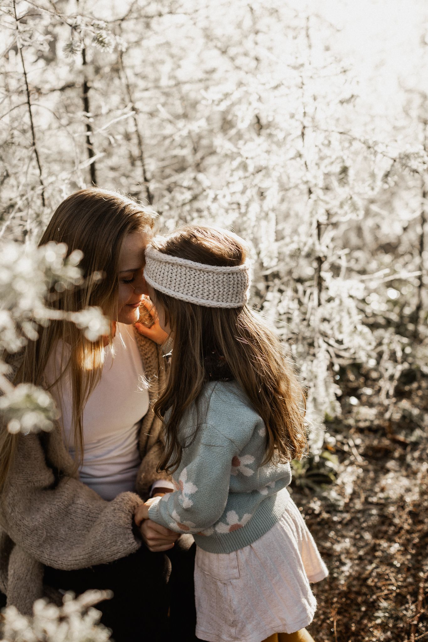 Mutter Tochter Moment im winterlichen Wald in Pellingen.