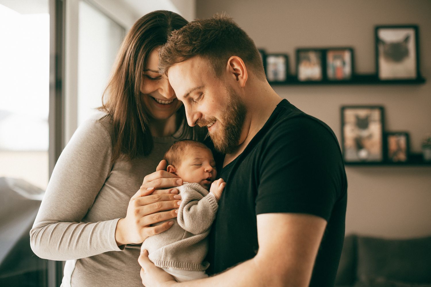 Liebevolle Familienmomente in vertrauter Wohnatmosphäre, eingefangen im weichen Licht eines Fensters in Tawern.