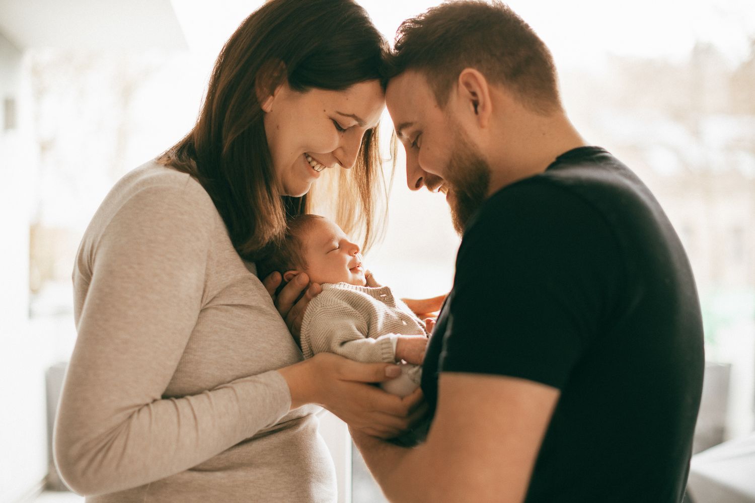 Ein inniges Innenporträt, das liebevolle Familienmomente einfängt in Tawern.