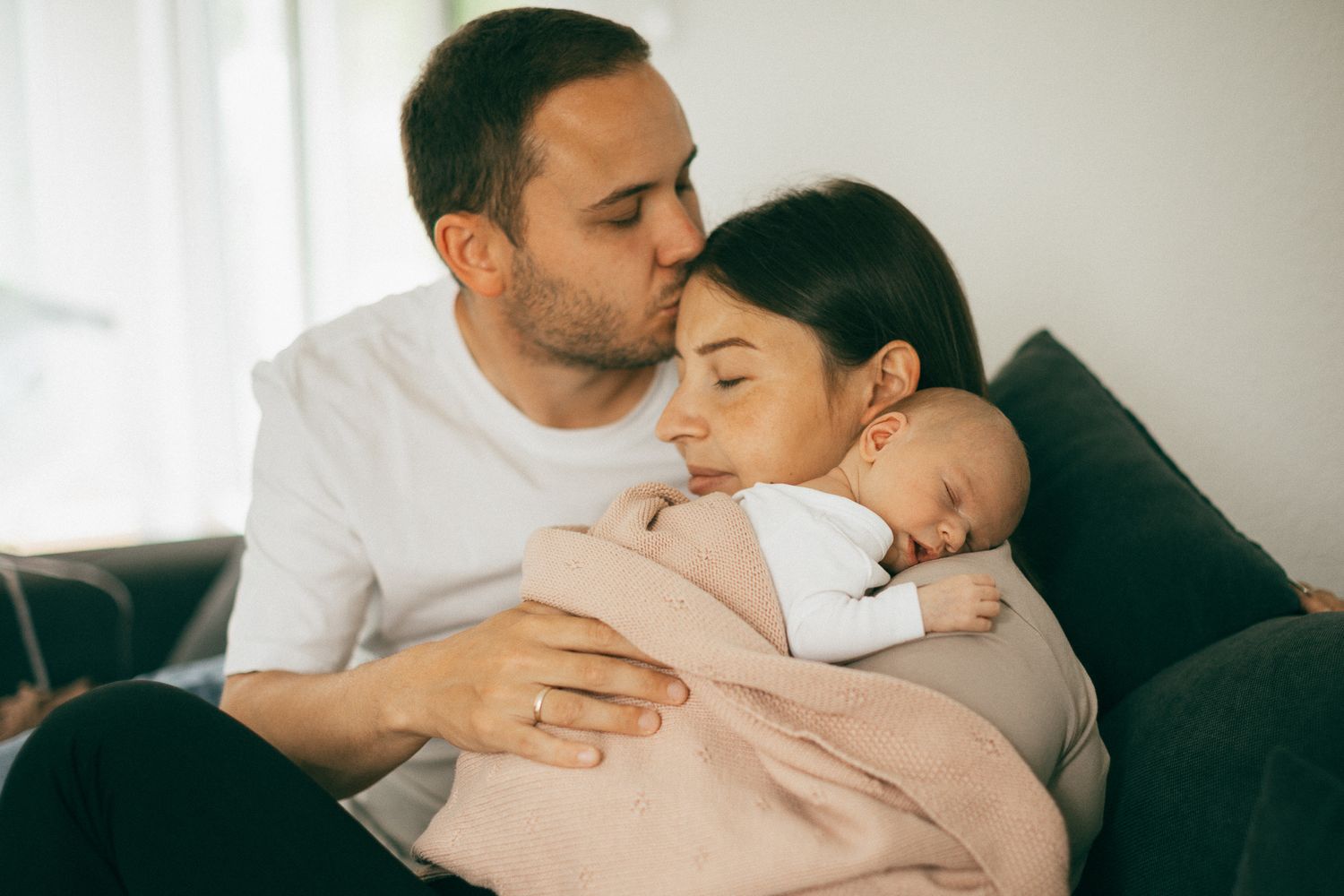 Einfühlsame Familienporträts, die stille Augenblicke von Nähe und Geborgenheit festgehalten. Im Zuhause von Trier.